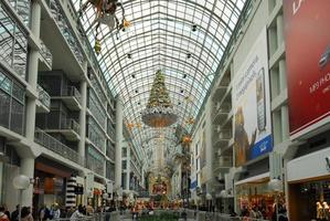 toronto, canadá - 30 de dezembro de 2006 - compradores visitam o shopping center eaton center em toronto, canadá durante a temporada de festas. foto