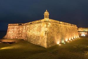 castillo san felipe del morro, também conhecido como forte san felipe del morro ou castelo morro ao entardecer. é uma cidadela do século xvi localizada em san juan, porto rico. foto