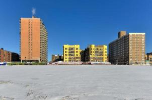 praia de coney island em brooklyn, nova york, após uma grande tempestade de neve. foto