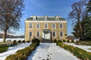 mansão histórica georgiana de 1748 van cortlandt construída em pedra de campo revestida com telhado de duas águas no bronx, nova york foto