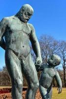 escultura no parque vigeland em oslo, noruega, 2022 foto