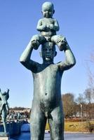 escultura no parque vigeland em oslo, noruega, 2022 foto