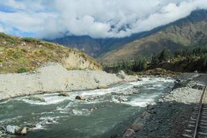 rio urubamba perto de machu picchu foto