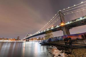parque da ponte do brooklyn à noite foto