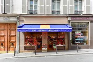 paris, frança - 15 de maio de 2017 - pequena loja de frutas francesa local as quatro estações em paris, frança. foto