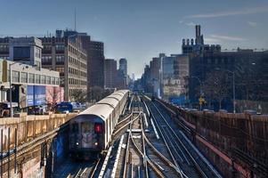 cidade de nova york - 17 de fevereiro de 2020 - estação de metrô 135th street e pista em manhattan, cidade de nova york. foto