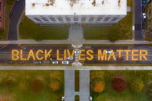 Vidas negras importam inscritas em grandes letras amarelas na State Street em Montpelier, Vermont. foto