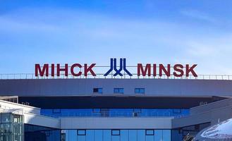 bielorrússia, minsk - 19 de julho de 2019 - edifício e logotipo do aeroporto internacional de minsk. foto