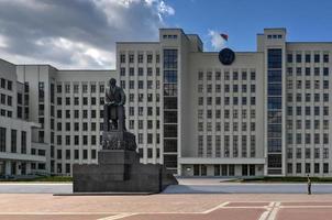minsk, bielorrússia - 20 de julho de 2019 - guarda além do monumento a lenin em frente ao prédio do parlamento na praça da independência em minsk, bielorrússia. foto