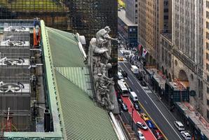 vista dos arranha-céus ao longo do horizonte da cidade de nova york durante o dia. foto