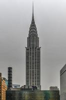 cidade de nova york - 25 de outubro de 2019 - vista do edifício chrystler ao longo do horizonte da cidade de nova york durante o dia. foto