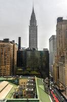 cidade de nova york - 25 de outubro de 2019 - vista do edifício chrystler ao longo do horizonte da cidade de nova york durante o dia. foto