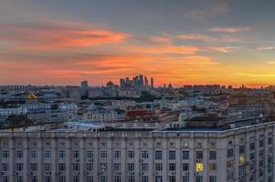 vista panorâmica do horizonte de moscou durante o pôr do sol na rússia. foto