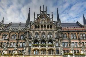 munique, alemanha - 5 de julho de 2021 - torre da prefeitura na marienplatz em munique, alemanha. foto