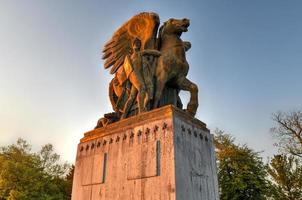 artes da paz, bronze, grupos de estátuas douradas de fogo no lincoln memorial circle em west potomac park ao pôr do sol em washington, dc foto