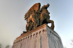 artes da paz, bronze, grupos de estátuas douradas de fogo no lincoln memorial circle em west potomac park ao pôr do sol em washington, dc foto