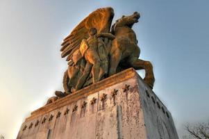 artes da paz, bronze, grupos de estátuas douradas de fogo no lincoln memorial circle em west potomac park ao pôr do sol em washington, dc foto