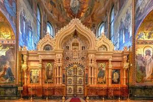 interior da igreja do salvador com sangue derramado em st. petersburg, rússia foto