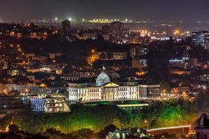 administração presidencial da geórgia à noite em tbilisi, geórgia. foto