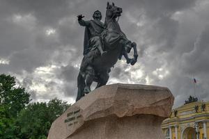 a estátua equestre do cavaleiro de bronze de petersburgo, o grande, na praça do senado, em são petersburgo, rússia. encomendado por Catarina, a Grande, foto