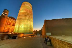 khiva, uzbequistão - 13 de julho de 2019 - arquitetura histórica de itchan kala, cidade murada do interior da cidade de khiva, uzbequistão, um patrimônio mundial da unesco. foto