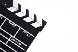 claquete ou filme ardósia cor preta sobre fundo branco. indústria cinematográfica, produção de vídeo e conceito de filme. foto