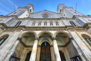 a paróquia católica e a igreja universitária st. louis, chamada ludwigskirche, em munique. é uma igreja monumental em estilo neo-românico com o segundo maior afresco de altar do mundo. foto