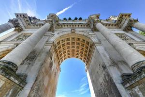 o siegestor em munique, alemanha. originalmente dedicado à glória do exército, agora é um lembrete da paz. foto