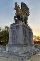 artes da paz, bronze, grupos de estátuas douradas de fogo no lincoln memorial circle em west potomac park ao pôr do sol em washington, dc foto