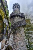 palácio quinta da regaleira é uma propriedade localizada perto do centro histórico de sintra, portugal. está classificado como património mundial pela unesco na paisagem cultural de sintra foto