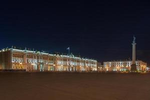 praça do palácio, coluna de alexandre e edifício do estado-maior em são petersburgo, rússia foto