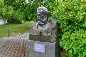 moscou, rússia - 18 de julho de 2018 - escultura de marx no parque dos monumentos caídos, moscou, rússia. foto