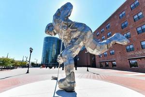 newark, nova jersey - 21 de setembro de 2019 - escultura gigante de jogador de hóquei em aço homem de aço no new jersey devils championship plaza fora do centro prudencial em newark, new jersey. foto