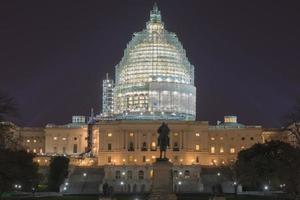 construção do edifício do Capitólio à noite - washington, dc foto