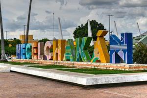 letras coloridas da cidade de hecelchakan em campeche, mexicano. foto