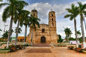 a igreja de são francisco de asis na praça principal de hecelchakan é um antigo mosteiro franciscano. foto