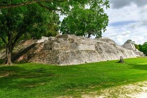 edzna é um sítio arqueológico maia no norte do estado mexicano de campeche. plataforma das facas. foto