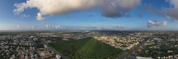 vista aérea do parque urbano kabah, uma pequena reserva natural em cancún, méxico. foto