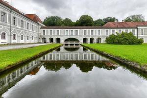 cenário dramático do palácio de nymphenburg em munique, alemanha, em um dia nublado. foto