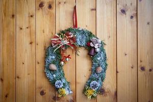 guirlanda de natal nas portas de madeira foto