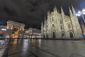 catedral de milão, duomo di milano, uma das maiores igrejas do mundo, à noite na praça piazza duomo, no centro da cidade de milão, na itália. foto