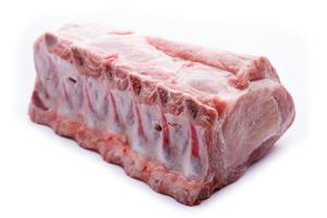 carne crua fresca isolada no fundo branco foto