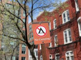 nenhum sinal de acampamento em um parque em washington, dc na primavera. foto