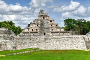 edzna é um sítio arqueológico maia no norte do estado mexicano de campeche. prédio de cinco andares. foto