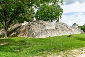 edzna é um sítio arqueológico maia no norte do estado mexicano de campeche. plataforma das facas. foto