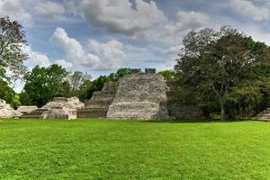 edzna é um sítio arqueológico maia no norte do estado mexicano de campeche. templo do sul. foto