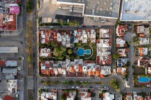 vista aérea de cima para baixo de casas e conjuntos habitacionais em cancun, méxico. foto