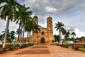 a igreja de são francisco de asis na praça principal de hecelchakan é um antigo mosteiro franciscano. foto