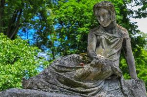 monumento no cemitério de lychakiv, um cemitério famoso e histórico em lviv, ucrânia. foto