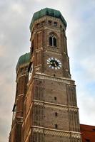 torre da igreja de nossa senhora em munique baviera, alemanha foto